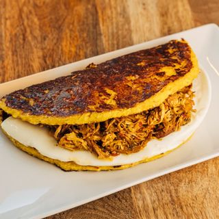 Cachapa de pollo mechado