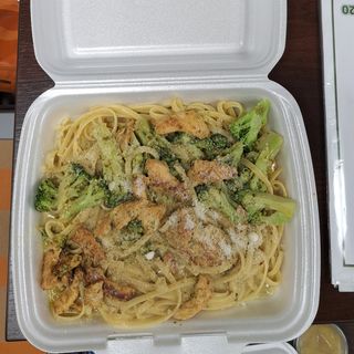 Makaron z kurczakiem i brokułami