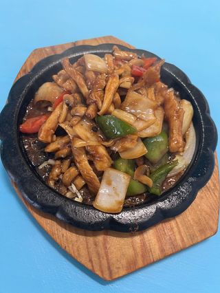 933 Piletina na čeličnoj ploči 