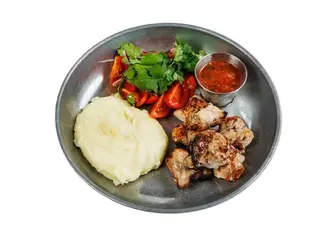 Куряче стегно з вершковим пюре та салатом із томатів (450g)