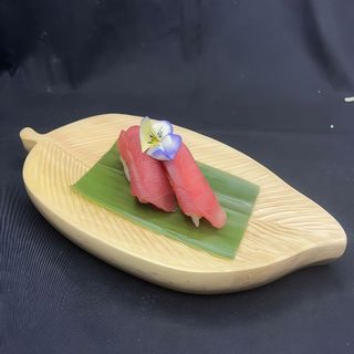 24. Nigiri maguro atún (2 piezas)