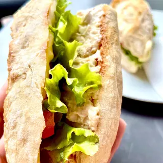 Bocadillo De Pollo Desmenuzado