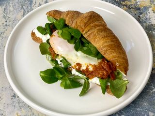 Croissant z jajkiem sadzonym i warzywami