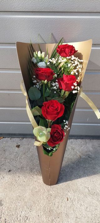 Box sa pet ruža i dekoracijom