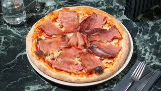 Pizza speck e brie