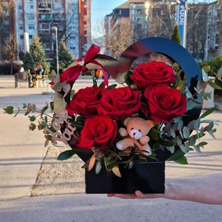 Kutija srce 5 crvene ruže i meda