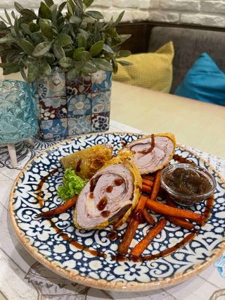 Пълнено свинско бон филе с хрупкава коричка (400г)