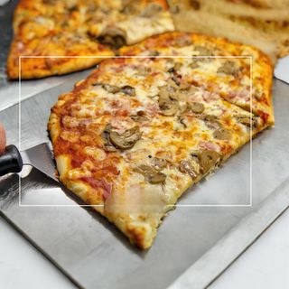 Pizza pomodoro, mozzarella, funghi e prosciutto al trancio