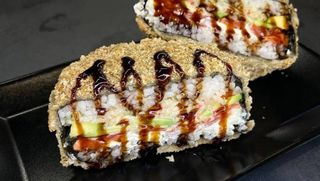 Суші-бургер з лососем та крабом