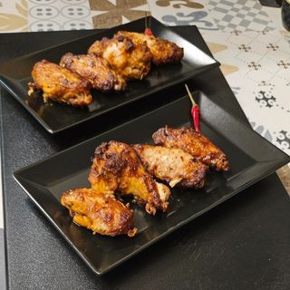 Alette di pollo con patatas bravas piccanti 