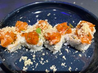 153. Uramaki tartar salmón (8 pzs.)