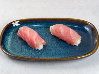 Nigiri z tuńczykiem 2 stz (90g)