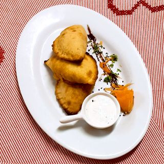 Самоси с мляно свинско месо и млечен сос  (200г)