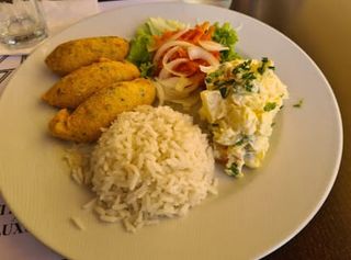 Bolinhos de Bacalhau com Arroz e Salada