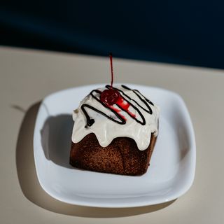 Рол сінабон шоколад вишня