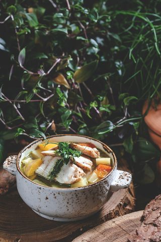 Куриный суп с овощами и соусом песто