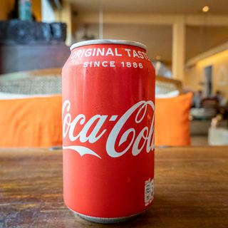 Coca-Cola, lata 0.33l.