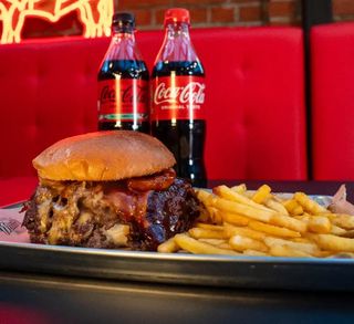 Zestaw BBQ Onion Rodeo + frytki + Cola 0.5