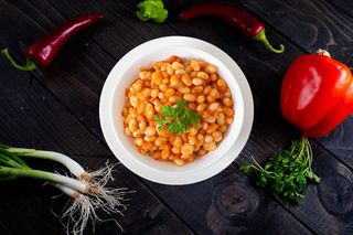 Iahnie de fasole cu castraveți murați