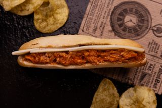 16 Montadito De Atún Con Tomate Y Queso