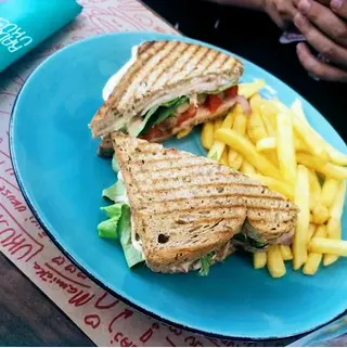 Tost sa ćuretinom u pesto sosu 370gr