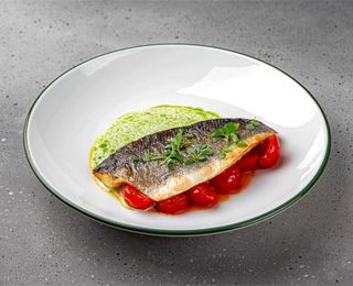 Biban de mare cu tomate cherry și sos de cocos