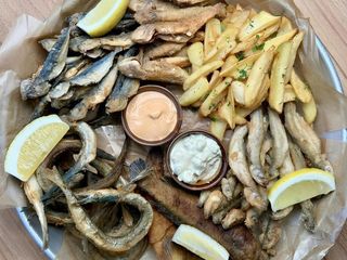 Мікс смаженої риби з картопляними діпами та карафа ігристого вина у подарунок (1000/150/100/60g)