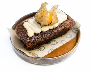 Carrot cake cashews cream 