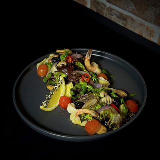 Салат теплий Local з морепродуктами (250г)