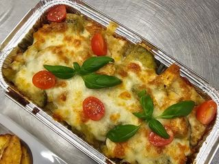 Penne ze szpinakiem i kurczakiem, zapiekane Mozzarellą, bazylia