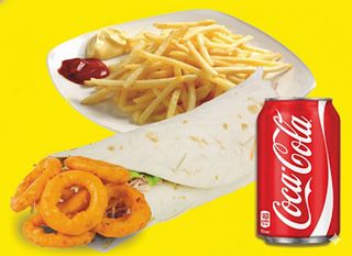 Piadina con anelli di cipolla, patatine e una lattina