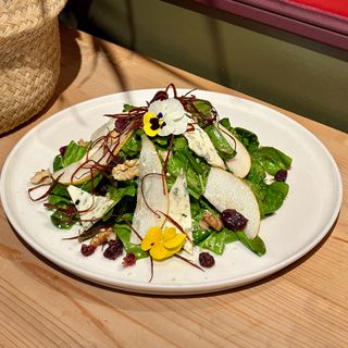 მარლეტას მსხლის სალათი Marleta`s pear salad with blue chees, spanish fns spesial saus