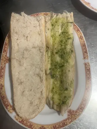 Bocadillo De Boquerones En Vinagre