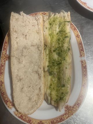 Bocadillo De Boquerones En Vinagre