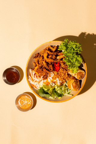 Wietnamska misa smaków z boczniakiem