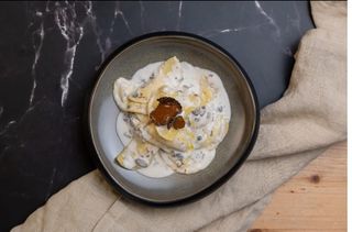 Mezzaluna con funghi champignon e tartufo fresco