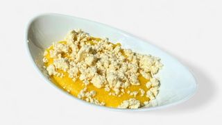 Mămăligă cu unt și telemea