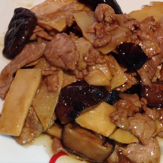 102. Cerdo Con Bambú Y Setas Chinas
