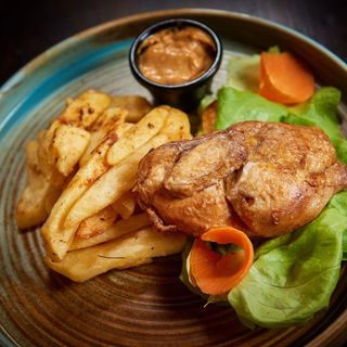 Cocoș pitic jumatate, cartofi crocanți și sos de usturoi