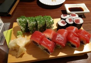 24.Tuna rolls and maki 18 peças