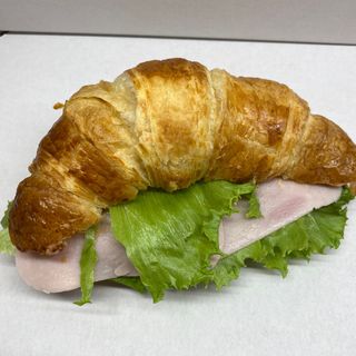 Croissant z szynką z pomidorami, sałatą,sos