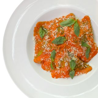 Равіолі з лососем, шпинатом у соусі рамеско