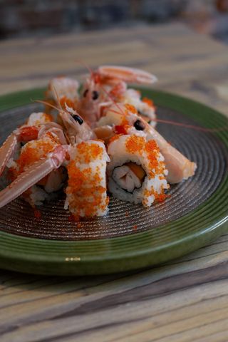 Uramaki scampi roll