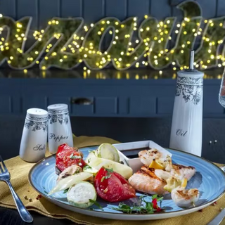 Somon cu creveți la grătar și sos de rodie