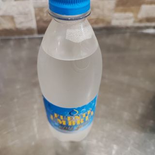 Agua con gas pequen̈a