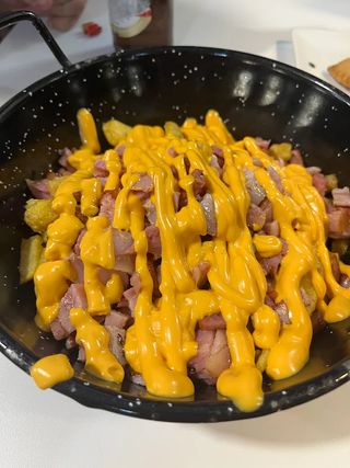 Patatas con bacon y cheddar