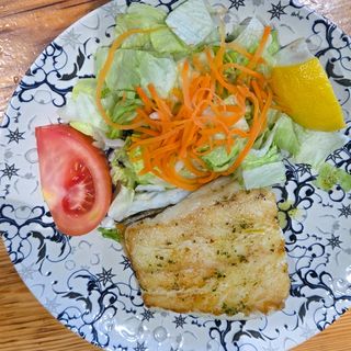 Merluza A La Plancha Con Ensalada