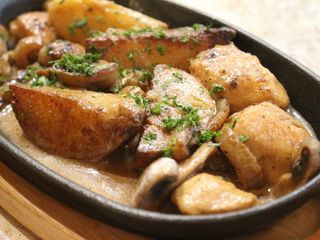 Пательня з куркою та грибами/Pan-fried chicken with mushrooms (300g)