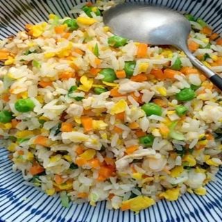 Arroz frito con pollo