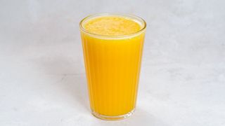 Sok świeżo wyciskany pomarańczowy